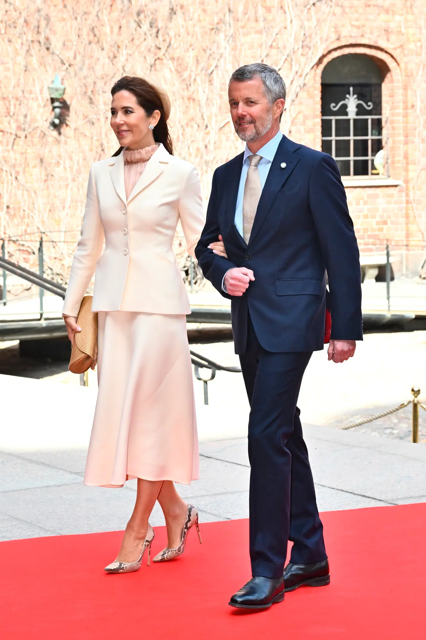 Kong Frederik og dronning Mary ankom sammen til torsdagens 80 års fødselsdagsfrokost for kong Carl Gustaf på Stockholm Rådhus.