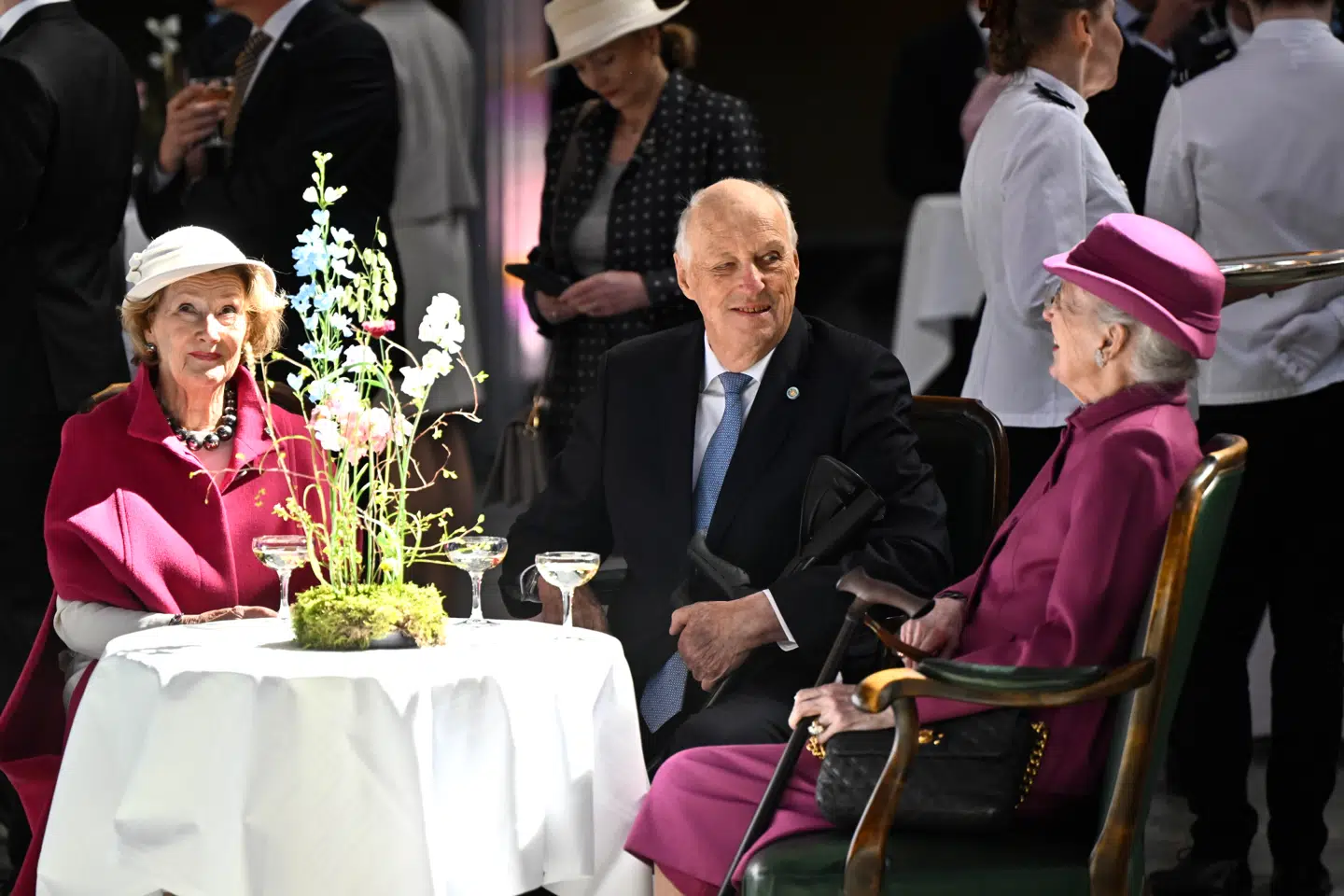 Dronning Margrethe blev tildelt en siddeplads med det norske kongepar under den stående fødselsdagsfrokost for kong Carl Gustaf på Stockholm Rådhus.