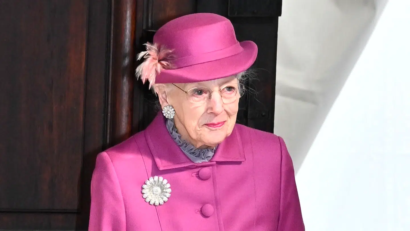 Dronning Margrethe blev taget under særligt hensyn til sin fætter, kong Carl Gustafs 80 års fødselsdagsfrokost på Stockholm Rådhus. Her ses den danske dronning forlade første fødselsdagspunkt, nemlig gudstjenesten i Slotskirken på Stockholm Slot.