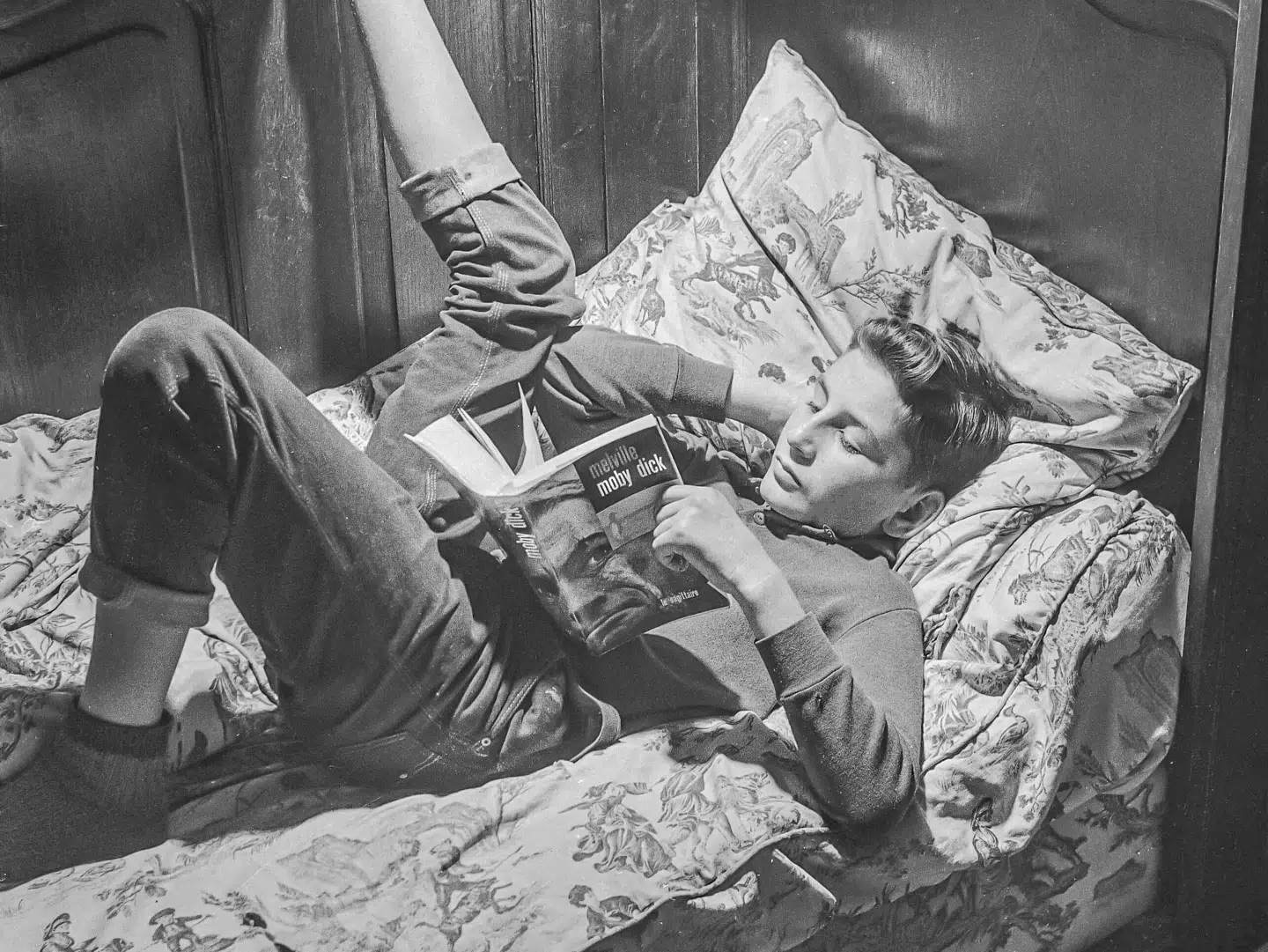 En teenager i 1957 begravet i Herman Melvilles 'Moby Dick'. Arkivfoto: Roger Viollet, Scanpix