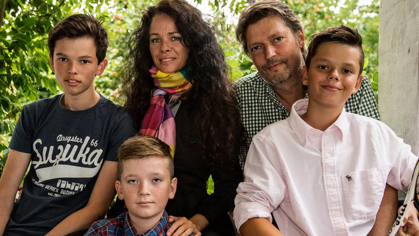 'Årgang 0'-familien fra Aarhus. Ældstesønnen, Oscar, ses til venstre i billedet. Han kan nu kalde sig far til to - og byder en lille søn velkommen til familien.