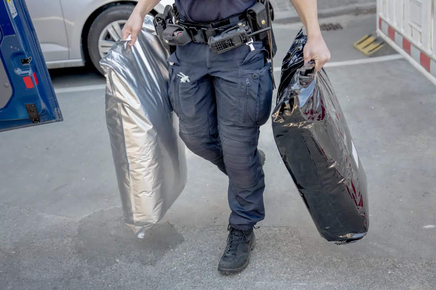 Tirsdag den 28. april klokken 10.30 slog Københavns Politis Operative Specialafdeling (OSA) til i en koordineret aktion. »Lovlig« cannabis nok til at fylde 22 flyttekasser blev beslaglagt fra tre forskellige adresser i København.