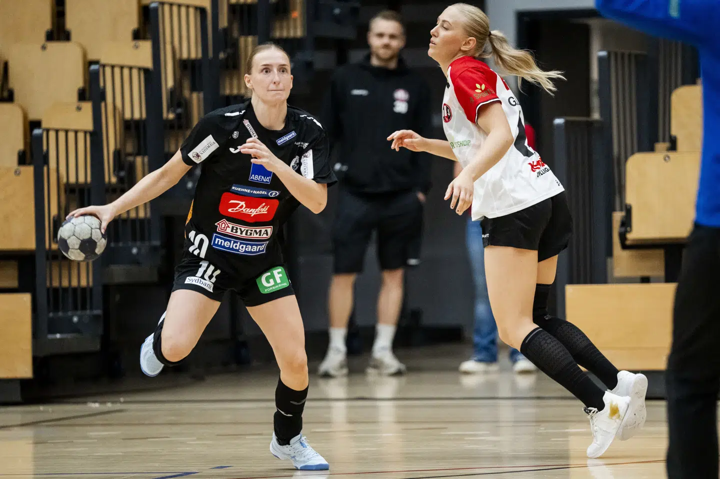 Sofia Stenholt (til venstre) var i stort spillehumør, da Sønderjyske slog København. Hun blev topscorer med ni mål. (Arkivfoto).