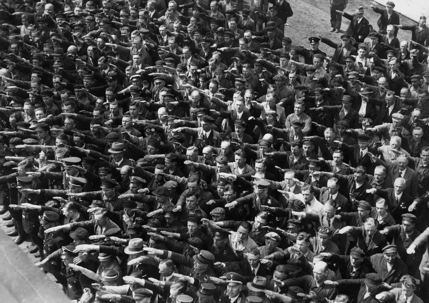 Ansatte ved et tysk skibsvæft fotograferet i 1936. Blandt de heilende arbejdere var én mand, der ikke heilede.