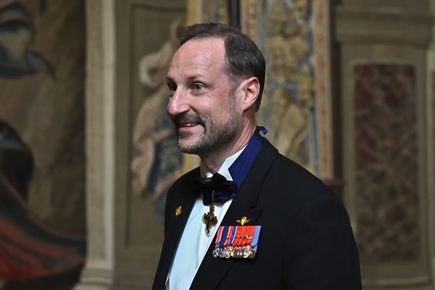 Kronprins Haakon deltager i kong Carl Gustafs 80-års fødselsdag uden sin hustru, kronprinsesse Mette-Marit.