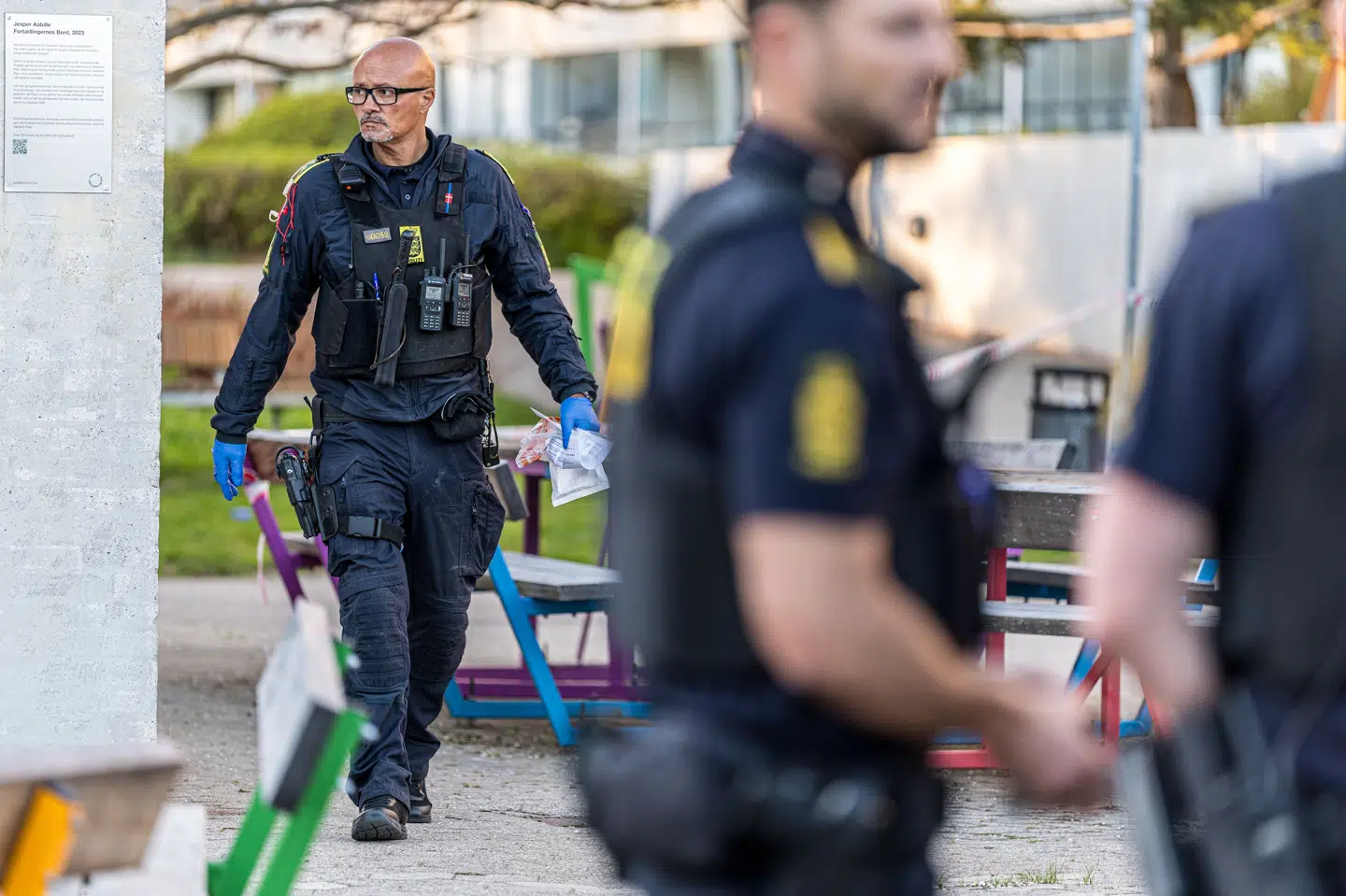 Københavns Vestegns Politi er i gang med afhøringer af vidner og undersøgelser af gerningsstedet.