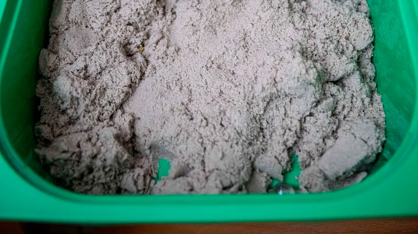 Magisk sand er særligt populært hos børn og barnlige sjæle. Magisk sand fra det danske marked er testet fri for asbest - men løs sandkunst klarer sig ikke godt i testen.
