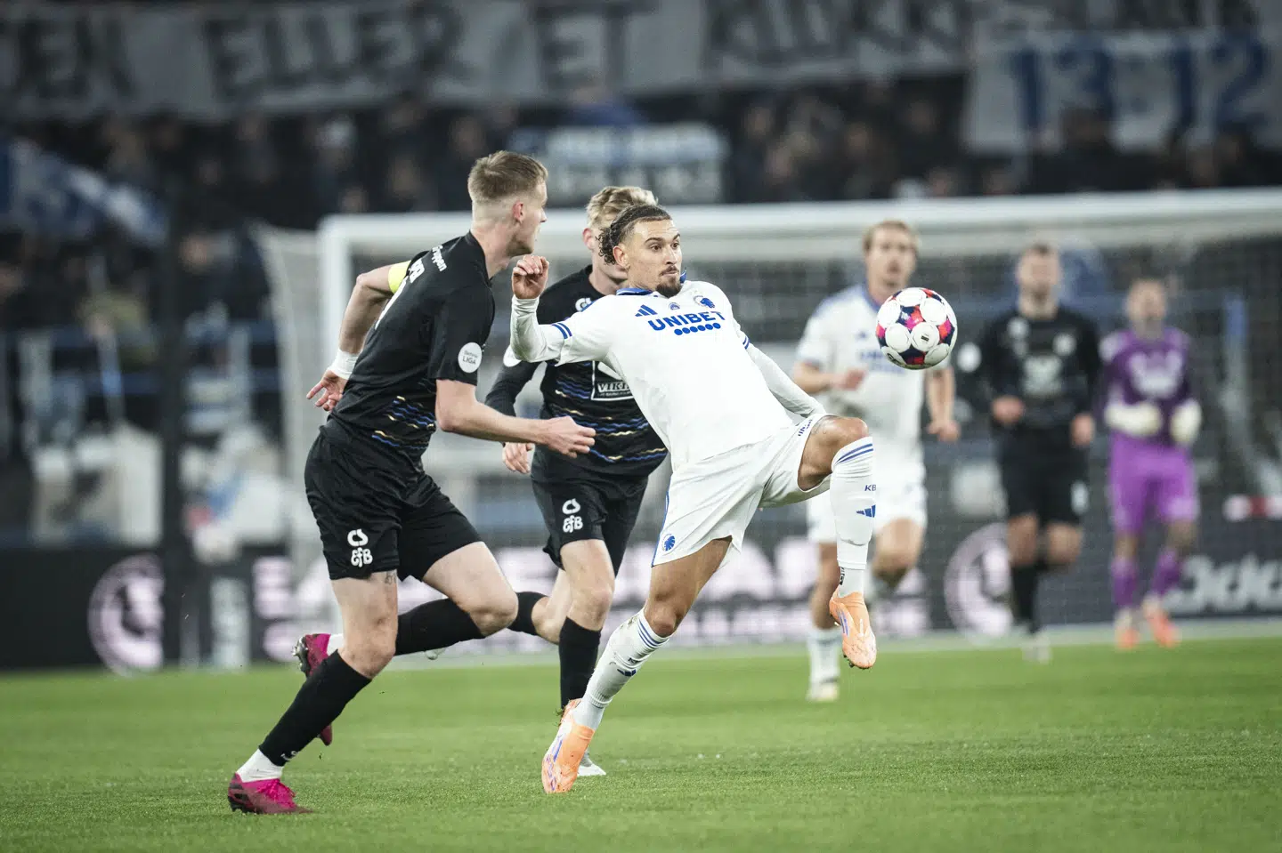 Esbjerg-anfører Anton Skipper, her i en pokalkamp mod FCK, blev skurk for vestjyderne torsdag aften. Hans selvmål kostede et nederlag på 0-1 til AC Horsens. (Arkivfoto).