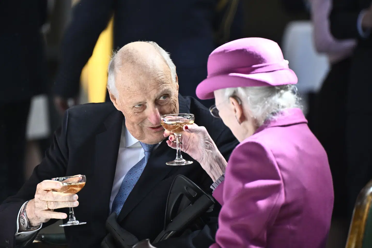 Dronning Margrethe ses her med den norske monark, kong Harald, til et arrangement i anledning af kong Carl Gustafs 80-års fødselsdag tidligere på dagen.