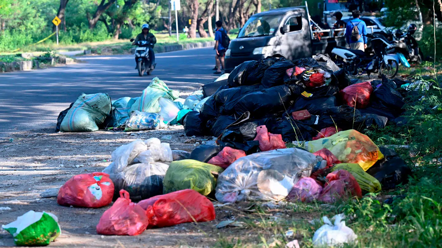 Bali er kendt for sine smukke templer og eksotiske strande, men de enorme mængder af turister, der hvert år besøger landet, er med til at presse vulkanøen. Her er det skrald, der er efterladt på gaden på Bali.