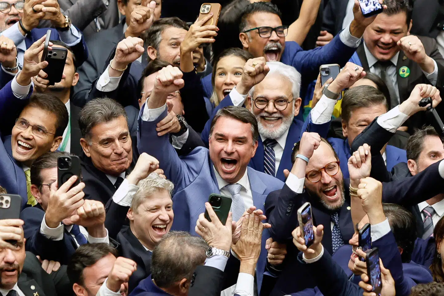 Flávio Bolsonaro, som er søn af den kupdømte ekspræsident Jair Bolsonaro og præsidentkandidat i Brasilien, fejrer, at landets kongres torsdag har bestemt, at Bolsonaros fængselsstraf skal reduceres kraftigt.