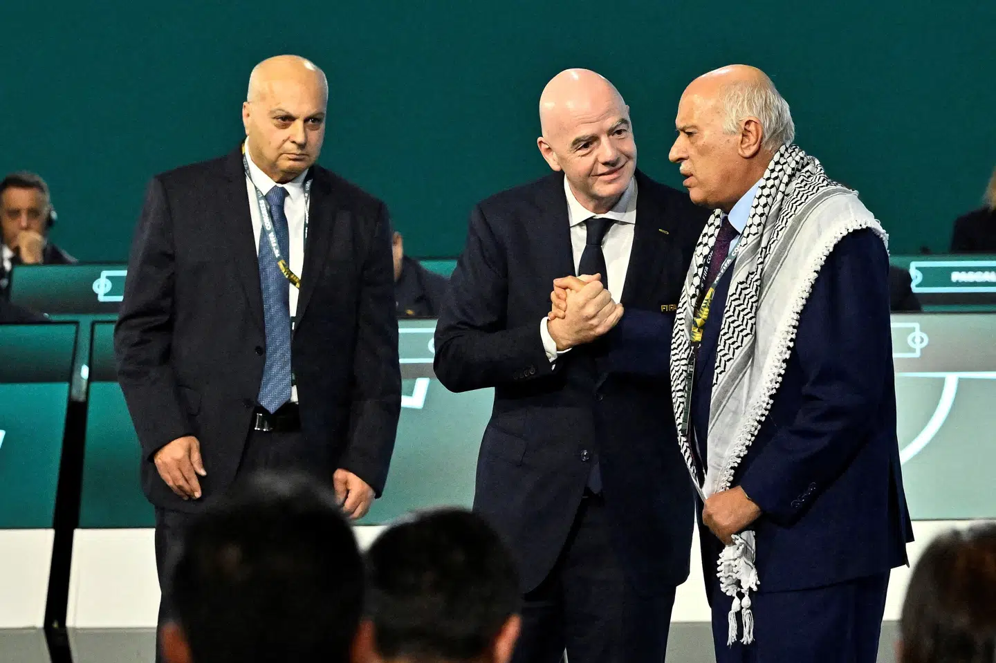 Gianni Infantino forsøgte på torsdagens Fifa-kongres i Vancouver at få præsidenterne fra det palæstinensiske og israelske fodboldforbund til at give hinanden hånden. Det lykkedes ikke. Jibril Rajoub, der er præsident for det palæstinensiske forbund, afviste.