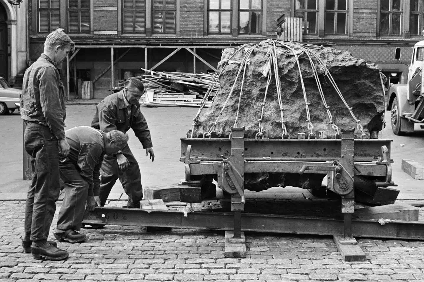 Meteoritten "Agpalilik" blev bragt til Danmark fra Grønland i 1965. I flere årtier har den været placeret foran Statens Naturhistoriske Museum i København. (Arkivfoto).