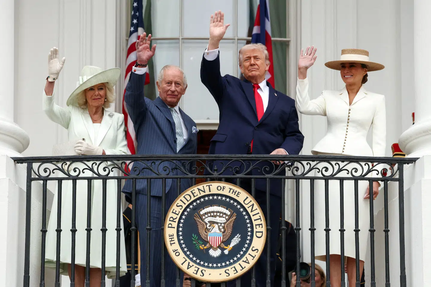 Det amerikanske præsidentpar vinker fra balkonen i Det Hvide Hus sammen med det britiske kongepar. (Arkivfoto).