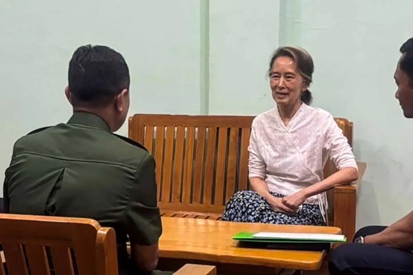 Aung San Suu Kyi ses her tale med Myanmars nuværende præsident, Min Aung Hlaing. I 2021 stod Min Aung Hlaing bag et militærkup, der fjernede den folkevalgte Aung Sang Suu Kyi fra magten. Det er uvist, hvornår billedet er taget. (Arkivfoto).