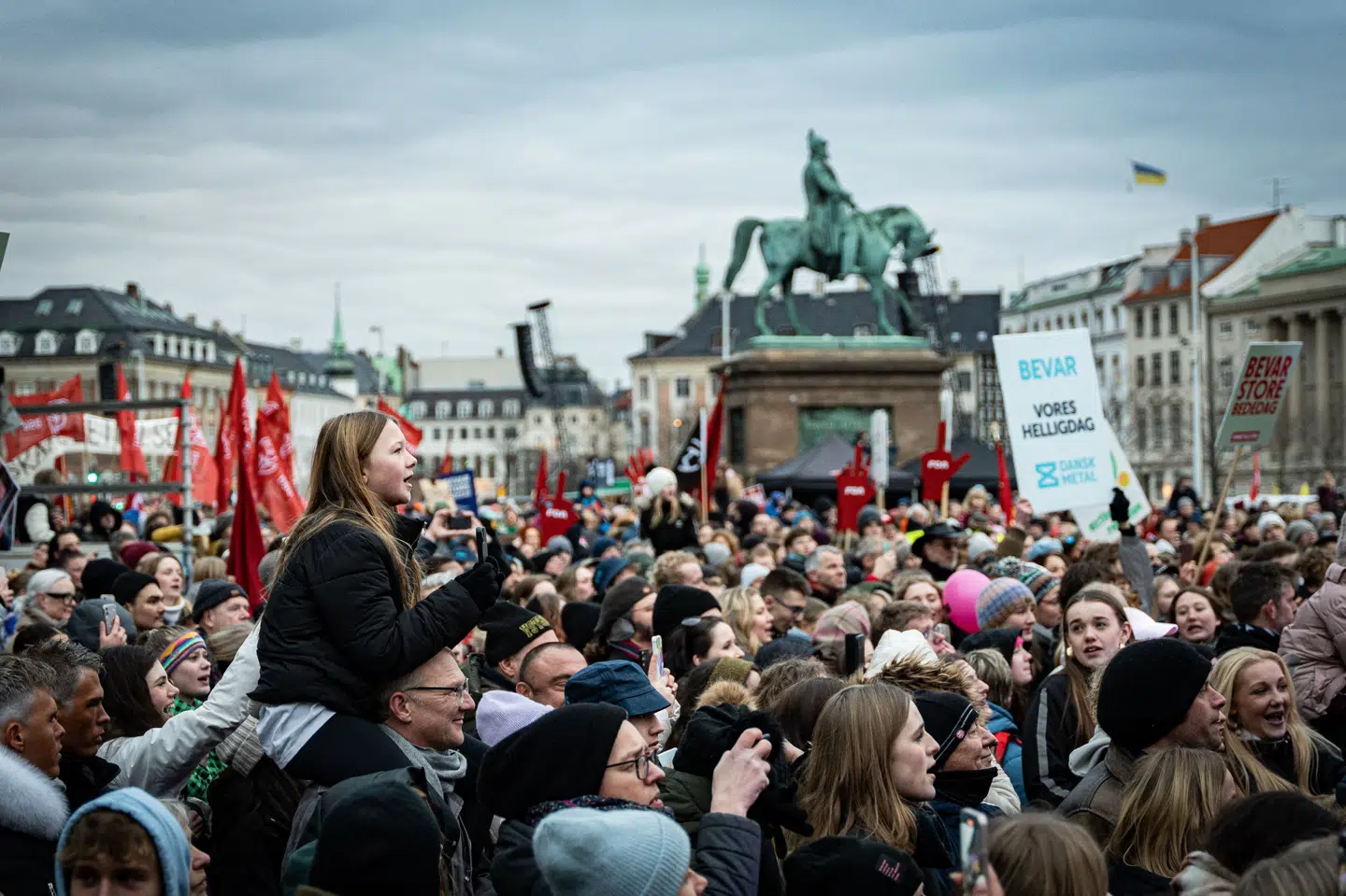 Fagbevægelsens demonstration "Bevar store bededag" på Christiansborg Slotsplads i København samlede i februar 2023 omkring 50.000 mennesker. (Arkivfoto).