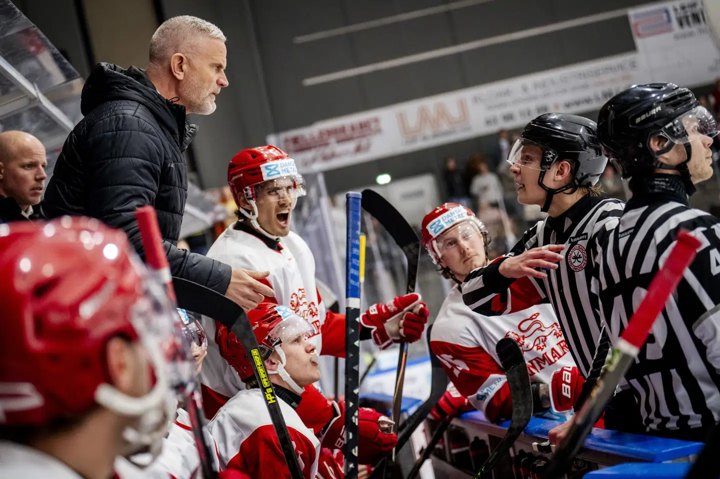 Landstræner Mikael Gath skal finde erstatninger for en række rutinerede kræfter ved VM, der begynder 15. maj. Torsdag vandt Danmark en testkamp mod Norge med 3-1.