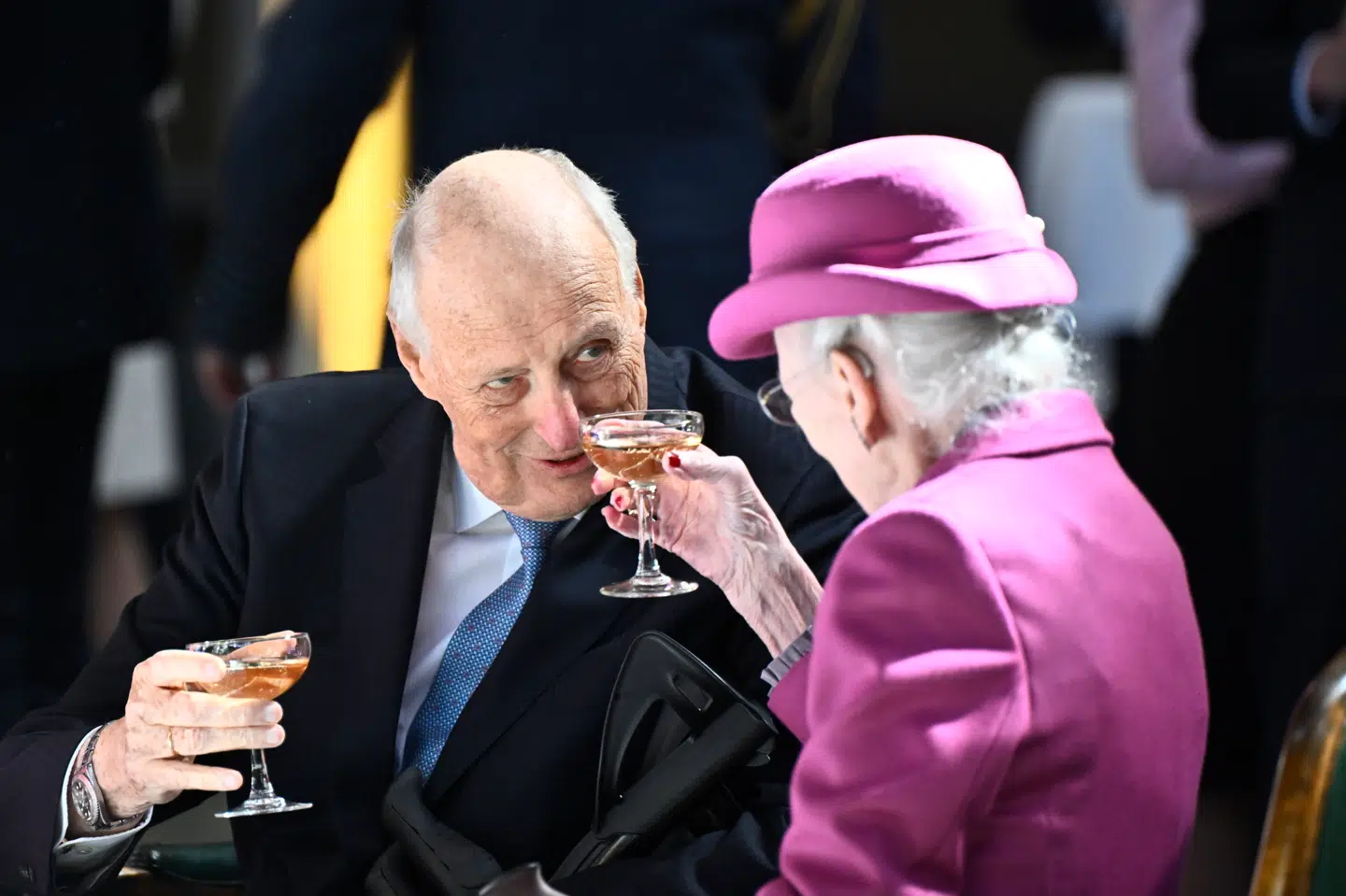 Den norske kong Harald og dronning Margrethe fik lov at sidde ved den stående frokost.