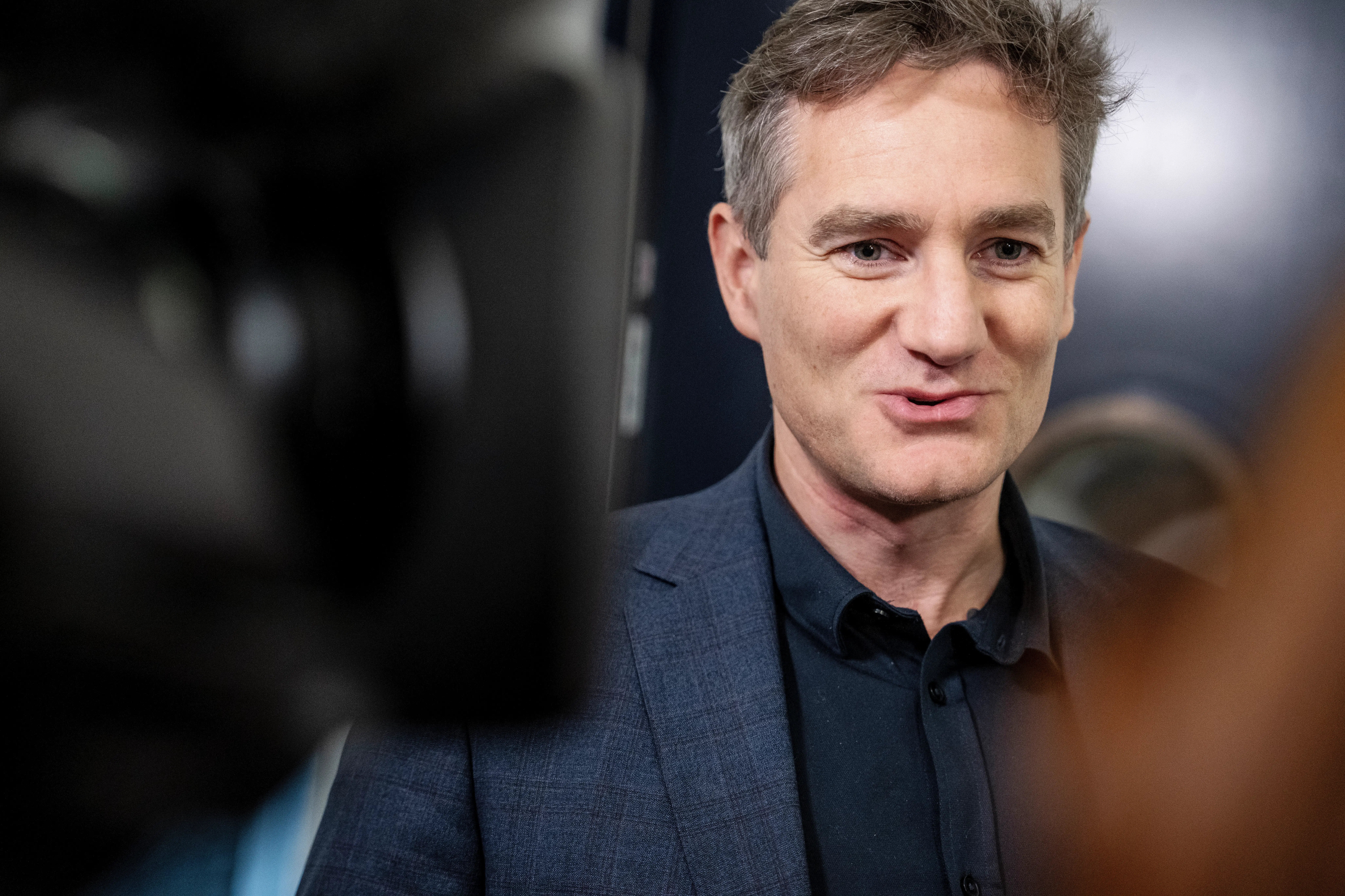 Rasmus Jarlov delte et grynet billede af politiker i kjole. Torsdag aften svarede han spydigt igen: »Tak til min nye spindoktor«