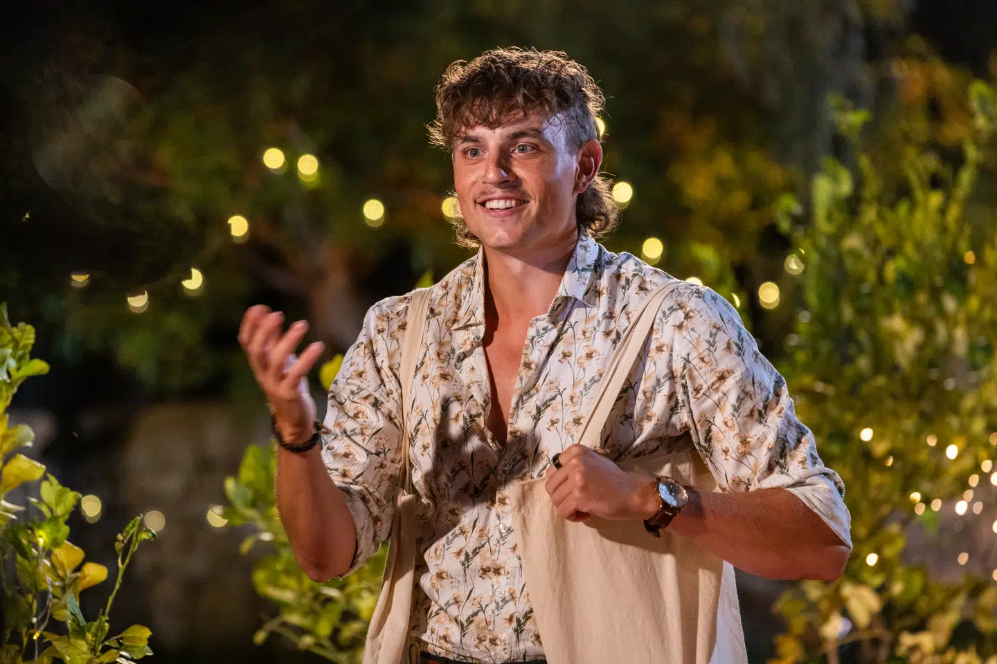 Laurits er en af de unge mænd fra »Bachelorette 2026«. Han taler med sine planter og fremviser sin følsomhed. Det er lidt svært at se på, men måske har unge fat i noget, skriver Berlingskes filmredaktør.