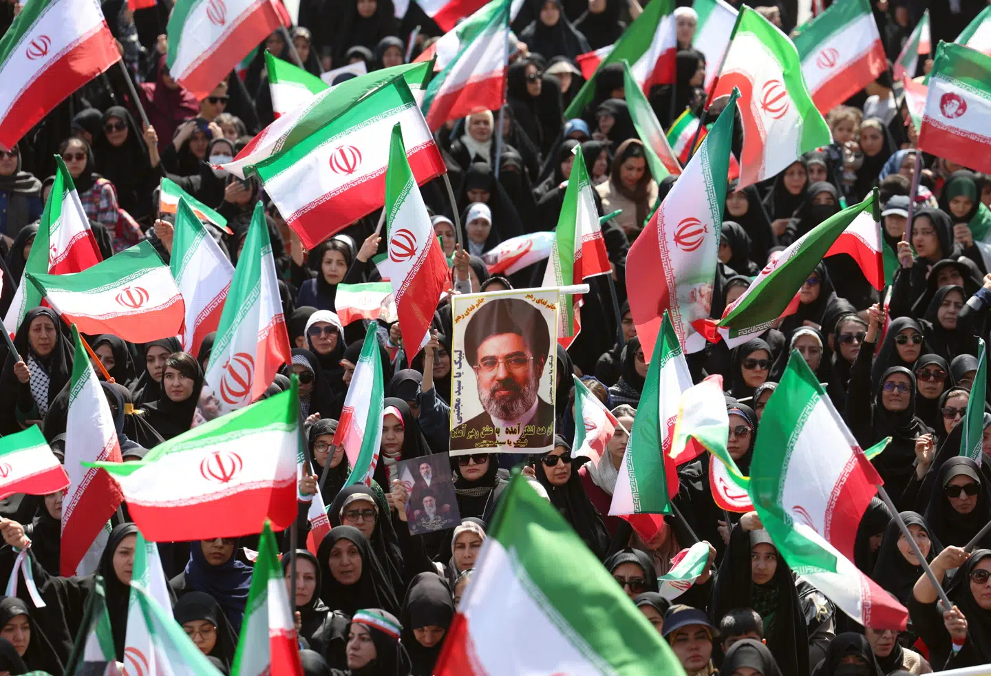 Iranske kvinder i en demonstration i Teheran, 17 april 2026. På billedet set en plakat af regimets øverstede leder, Mojtaba Khamenei.