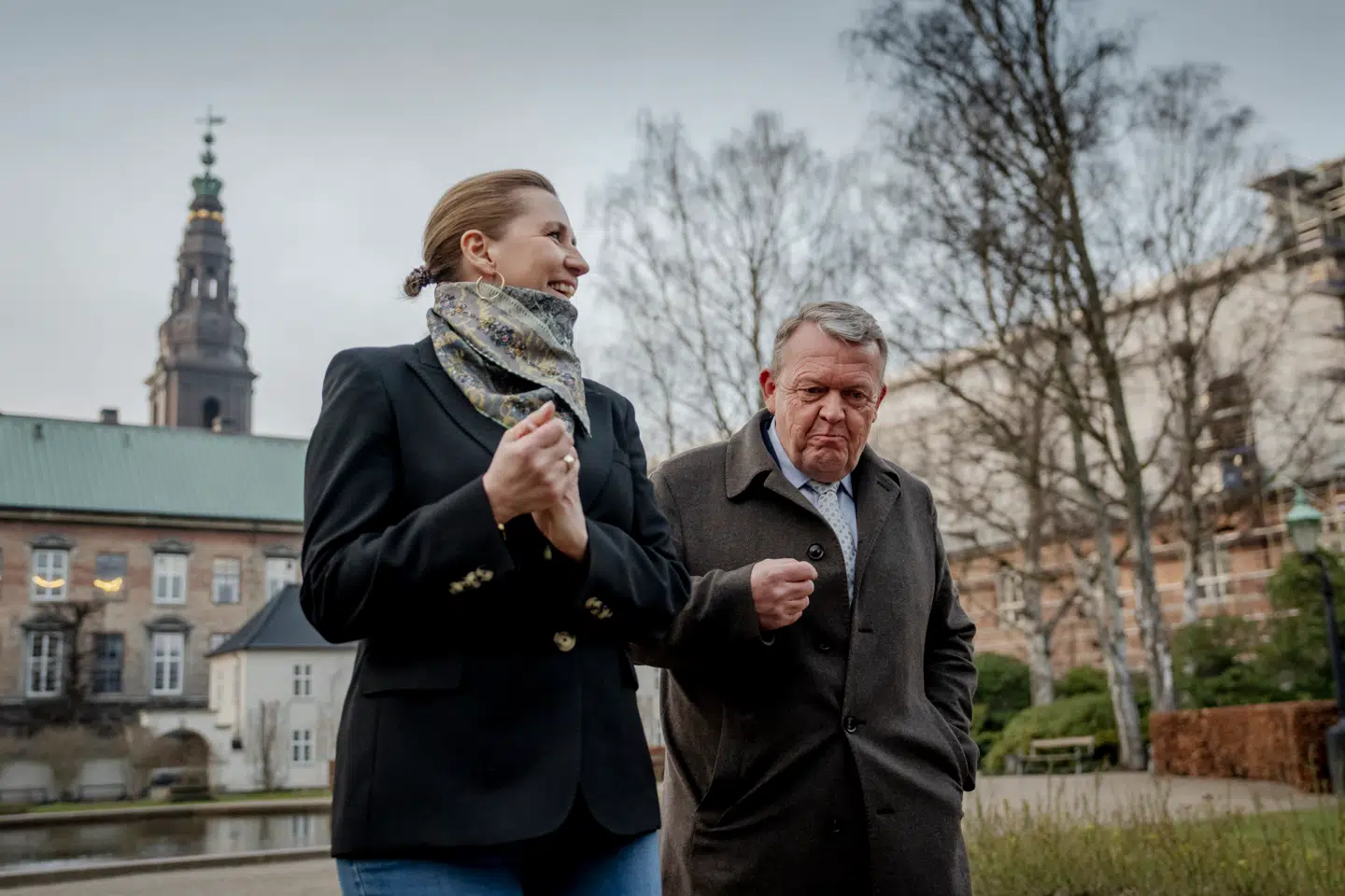 Måske bevægede Løkke og Frederiksen sig med mødet onsdag ind i en mere afgørende fase, netop med armlægning om den økonomiske politik, skriver Jarl Cordua. Her ses de to partiledere 20. marts 2026.