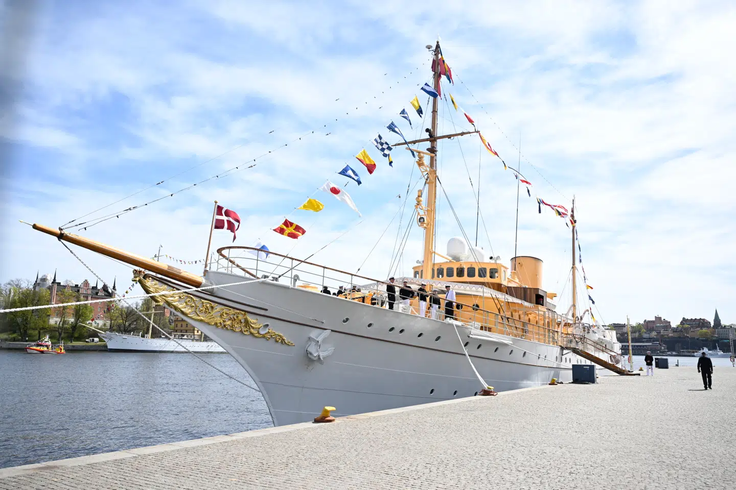 Kongeskibet Dannebrog har været kong Frederik og dronning Marys residens fra onsdag aften til fredag morgen, hvor det har lagt til kaj på Skeppsbron nedenfor Stockholm Slot. Her har den stort anlagte 80-års fødselsdag for kong Carl Gustaf løbet af stablen.