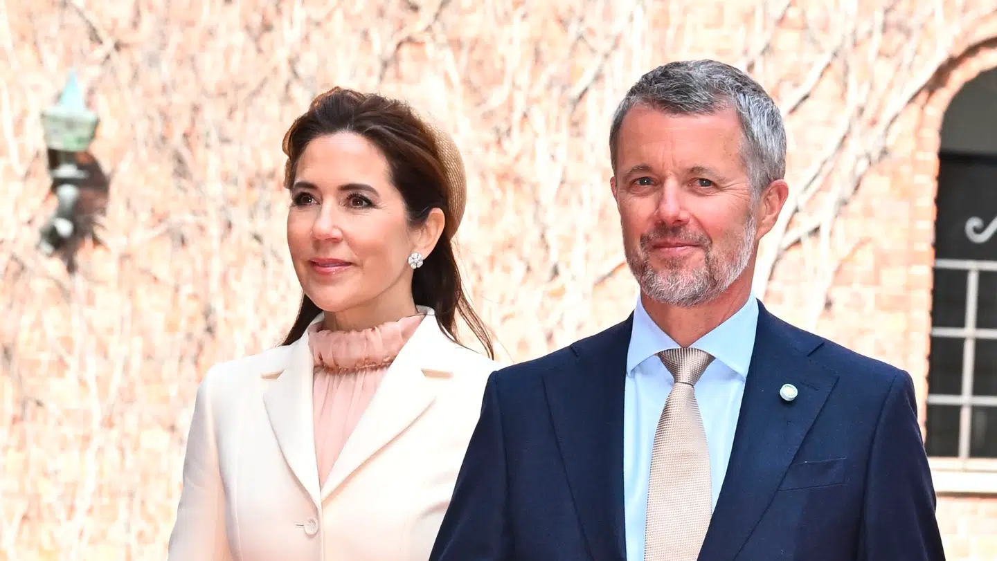 Kongeskibet Dannebrog har været kong Frederik og dronning Marys residens fra onsdag aften til fredag morgen, hvor det har lagt til kaj på Skeppsbron nedenfor Stockholm Slot. Her har den stort anlagte 80-års fødselsdag for kong Carl Gustaf løbet af stablen.