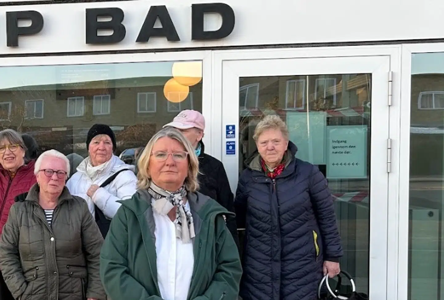 Nina Kløcker Heinel (i forgrunden) sammen med brugere af svømmehallen Emdrup Bad. De er utilfredse med, at de fremover skal være med i en forening for at bruge hallen om eftermiddagen.