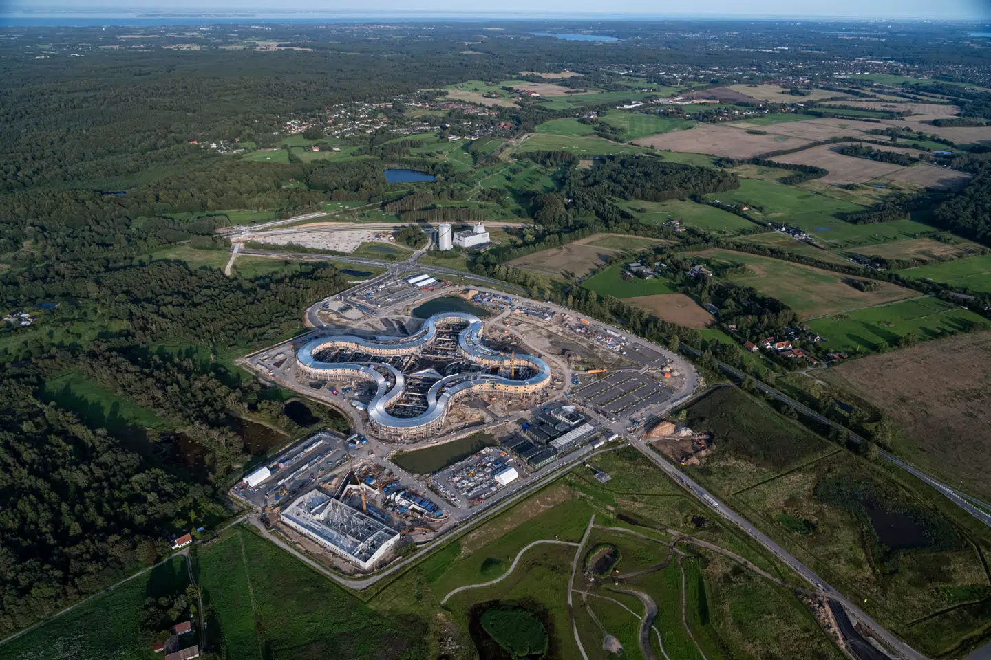 Hvem skal være med til at betale milliardregningen for budgetoverskridelsen i det nye supersygehus i Hillerød med det flotte »kløverbladsdesign« – patienterne i Nordsjælland eller på hele Sjælland? Det strides politikerne i Region Hovedstaden om.