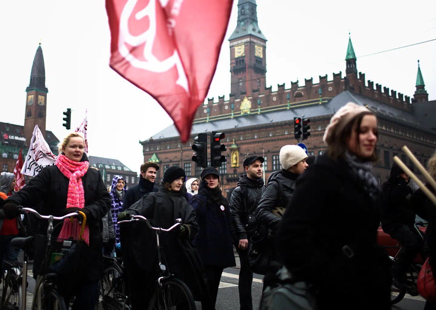 Hvert år markeres Kvindernes Internationale Kampdag 8. marts, og det skyldes en konference afholdt i København i 1910. Denne verdenshistoriske begivenhed i ligestillingskampen skal nu markeres af et kunstværk, som ifølge et flertal på Københavns Rådhus ikke må laves af en mand.
