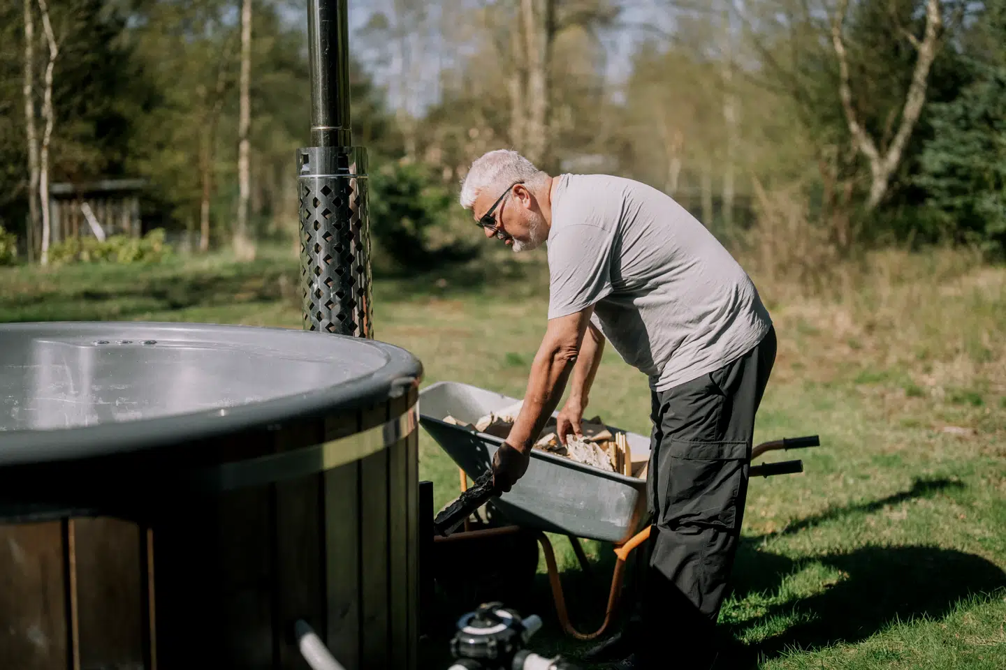 Torben Elgård Jakobsen har boet i Roskilde siden 1985, men tilbringer meget tid i sit sommerhus ved Sejerøbugten, hvor han blandt andet har et vildmarksbad.