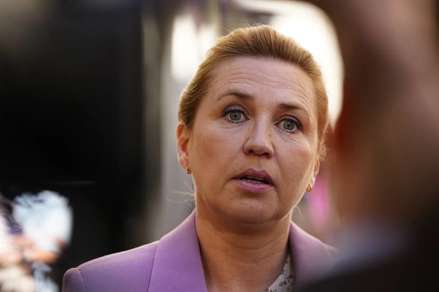 Mette Frederiksen taler med pressen efter sin 1-maj-tale på Arbejdermuseet i København. Her siger hun, at Venstre er velkomne til møder, hvis de møder op.