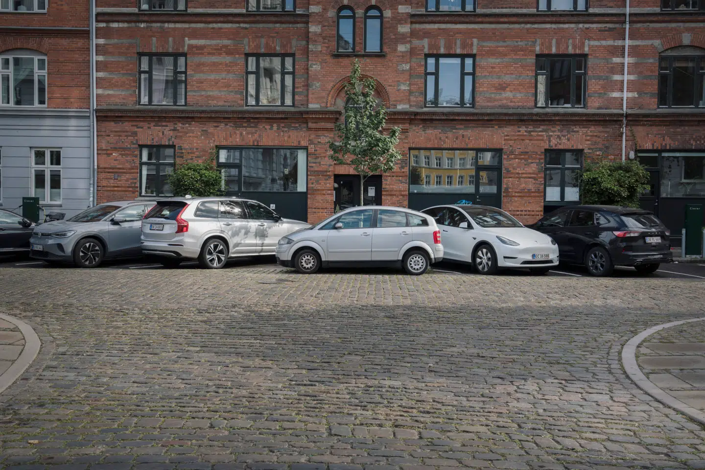 Er der noget, de københavnske bilejere går op i, så er det parkering. Billedet er fra Willemoesgade på Østerbro.