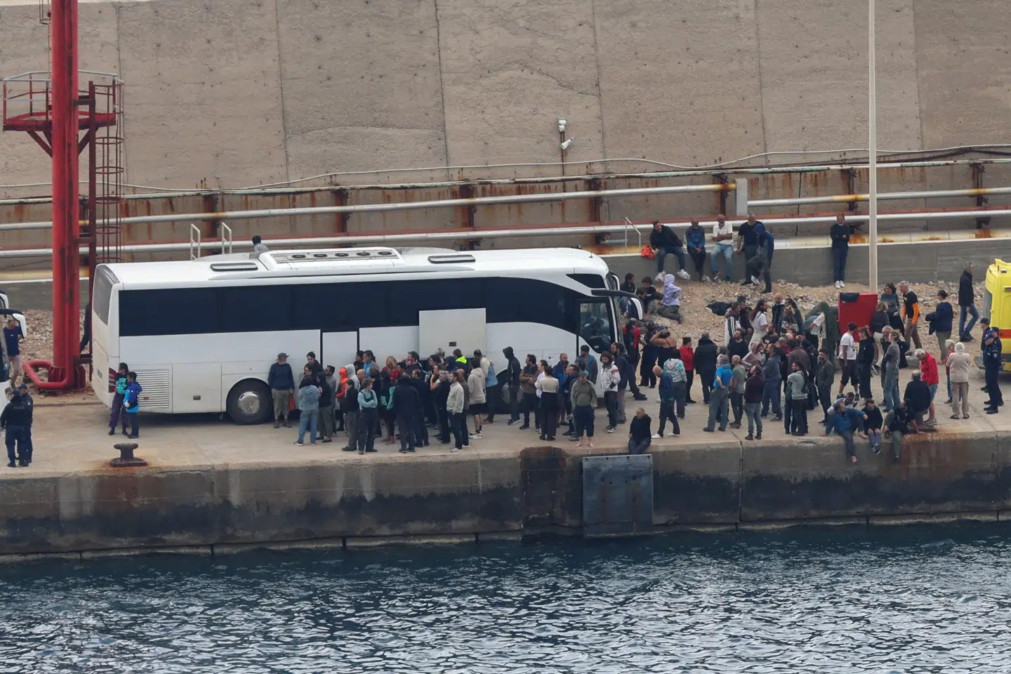 Global Sumud Flotilla-aktivister ved havnen i Atherinolakkos på Kreta.