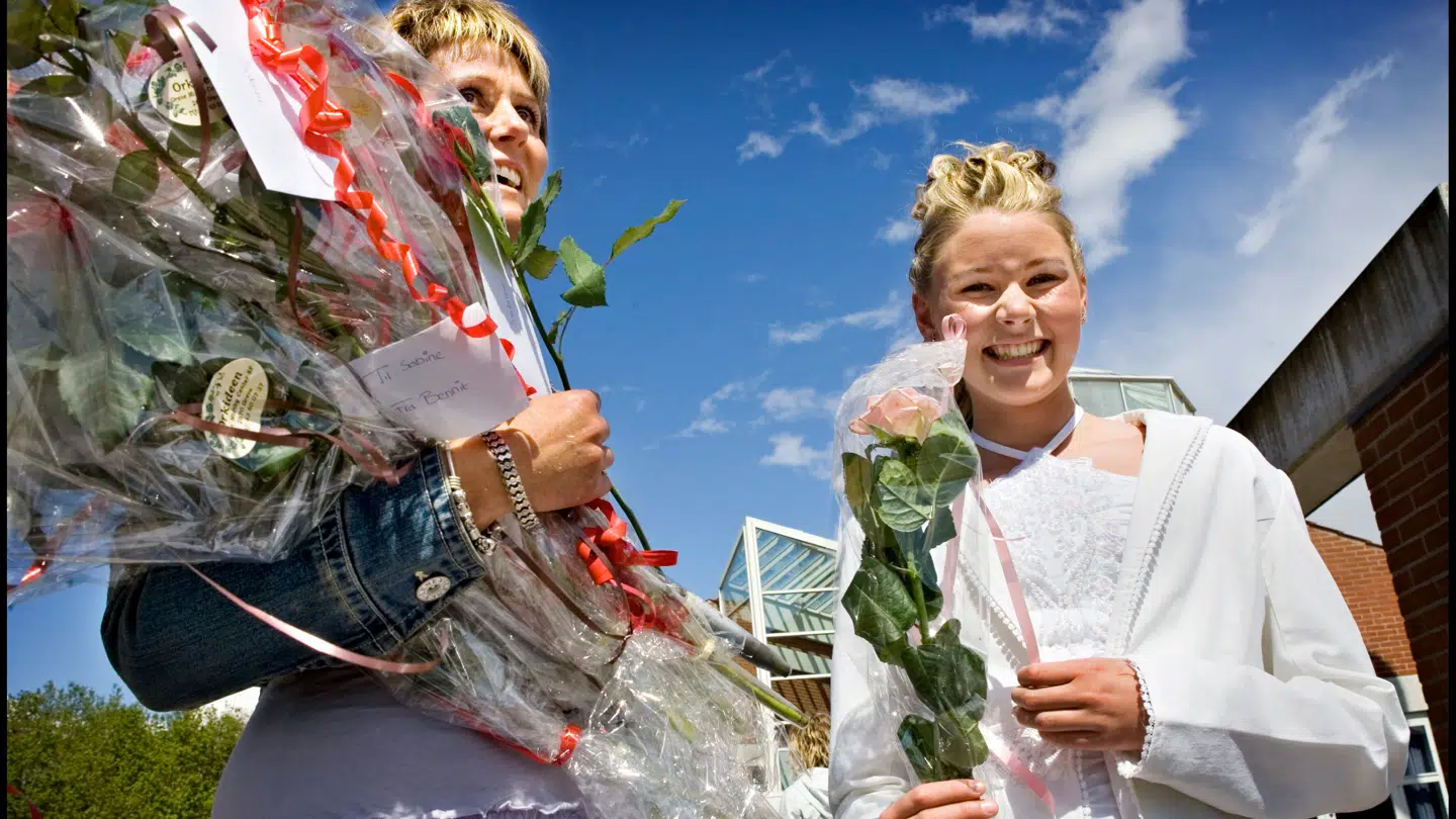 (Arkiv) Konfirmander har god grund til at smile, når de får pengegaverne