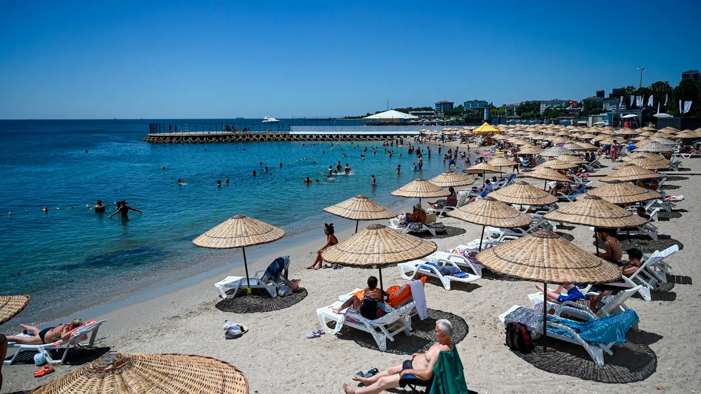 Det er muligt at komme til Tyrkiets Rivera for en familie med to børn for ned til 8.399 kroner for en uge i sidste uge af juni. På billedet ses en strand i Tyrkiet.