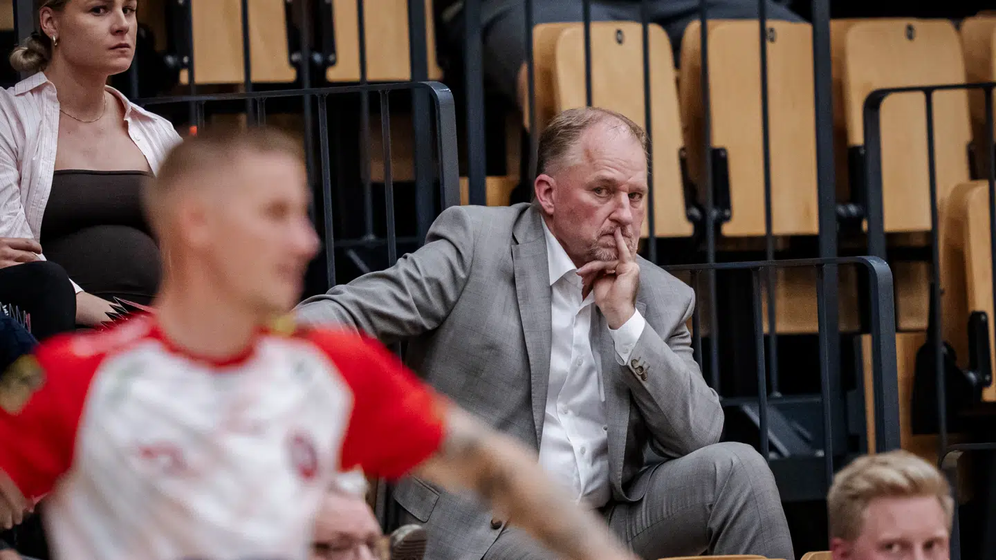 HØJ Elites direktør Lars Vinter under håndboldkampen i Bambuni Herreligaen mellem HØJ Elite og Nordsjælland Håndbold i Farum Arena torsdag den 25. september 2025.. (Foto: Sebastian Elias Uth/Ritzau Scanpix)