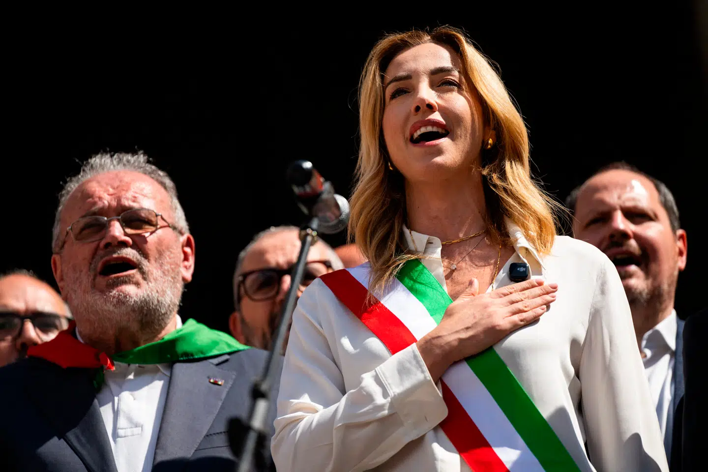 Silvia Salis synger for på den italienske nationalhymne under sidste uges fejring af befrielsen og det fascistiske regimes endeligt efter Anden Verdenskrig. Genova-borgmesteren begynder at ligne en alvorlig trussel for Giorgia Meloni ved næste års valg.