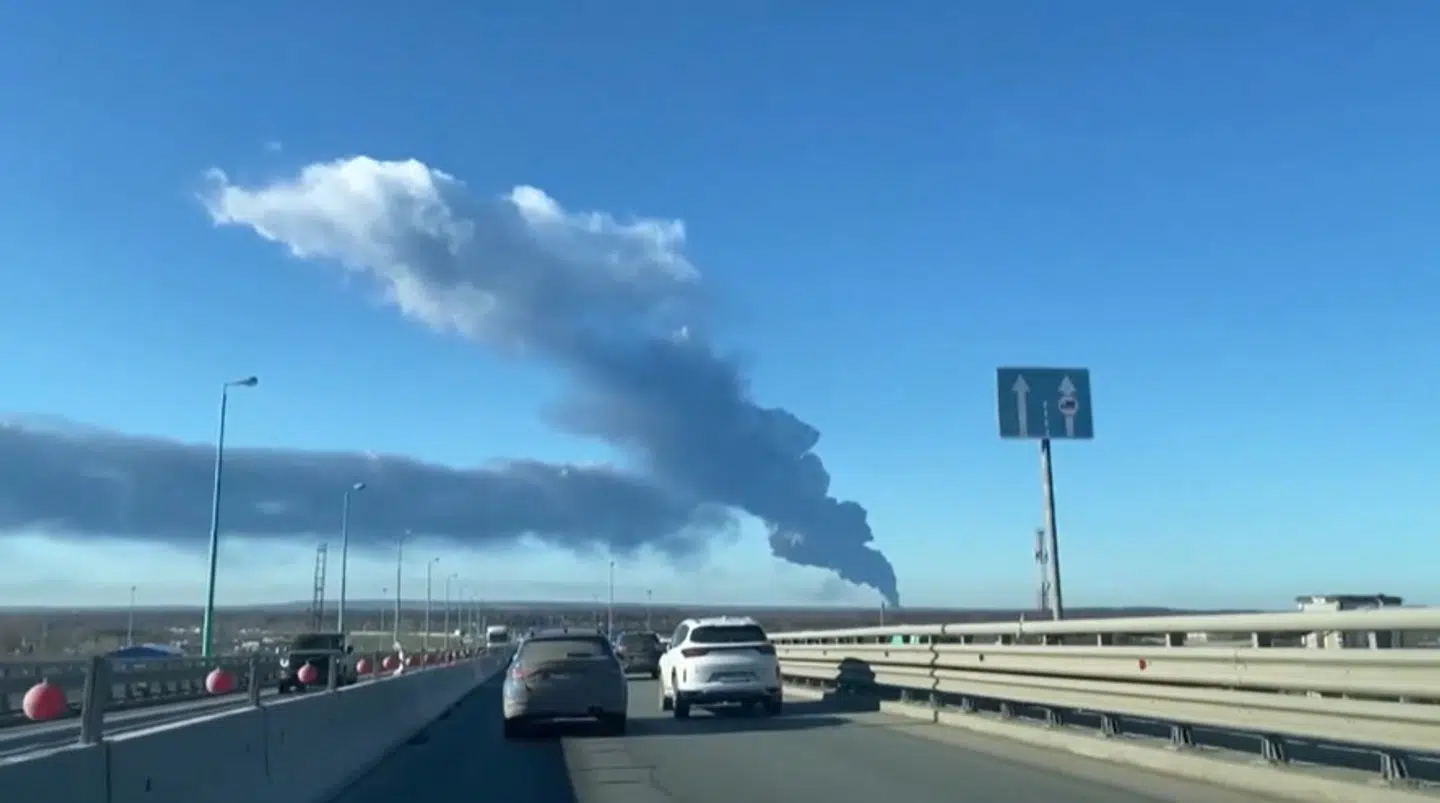 Røgsøjlen efter angrebet på russiske olieinfrastruktur i Perm kan ses fra lang afstand.