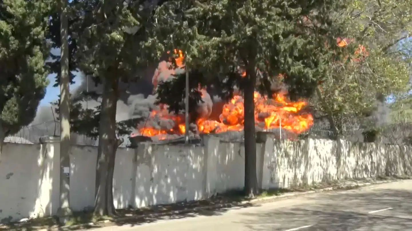 Røg og ild fra olieraffinaderi i russiske Tuapse ved Sortehavet.