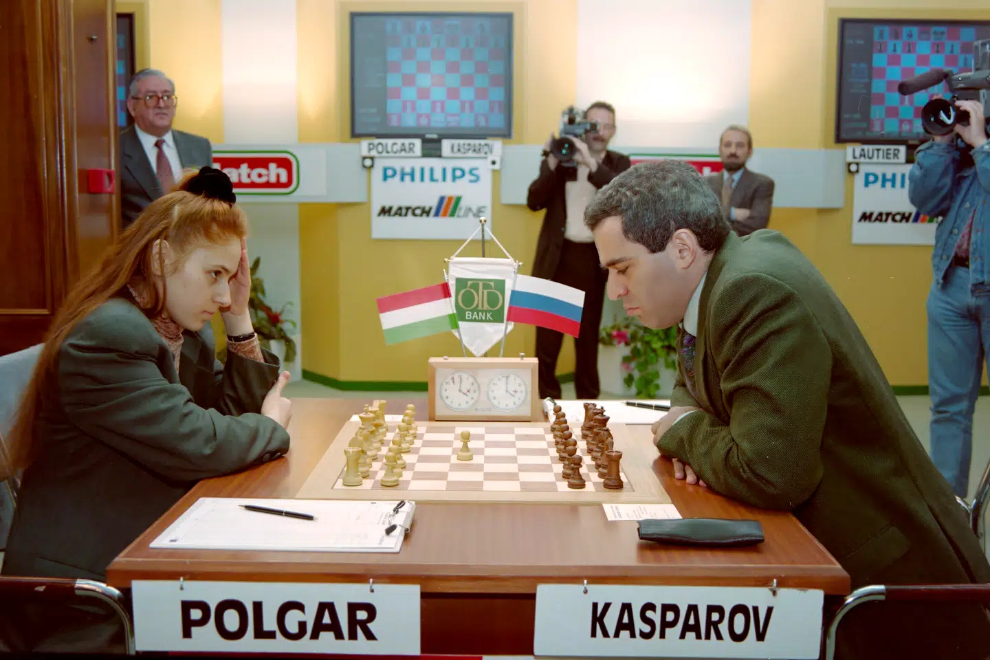 Der skulle gå 18 år, før Judit Polgar, (tv) fik hævn over en af verdenshistoriens stærkeste skakspillere. Inden da havde Garri Kasparov afvist, at kvinder overhovedet egner sig til at spille skak.