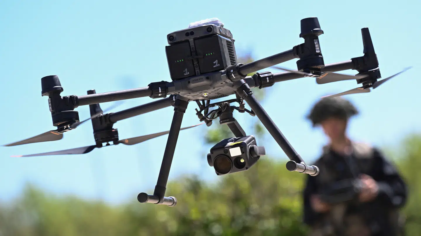 En ukrainsk dronepilot med drone. Netop droner er blevet en af Ukraines helt store styrker.