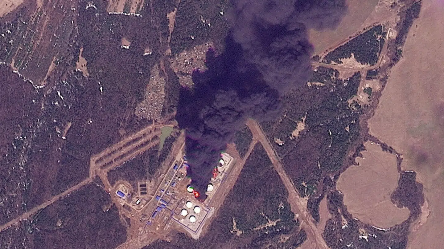 Et russisk olieanlæg i Perm, omkring 1.500 km fra Ukraine, efter det blev ramt af en ukrainsk drone 29. april.