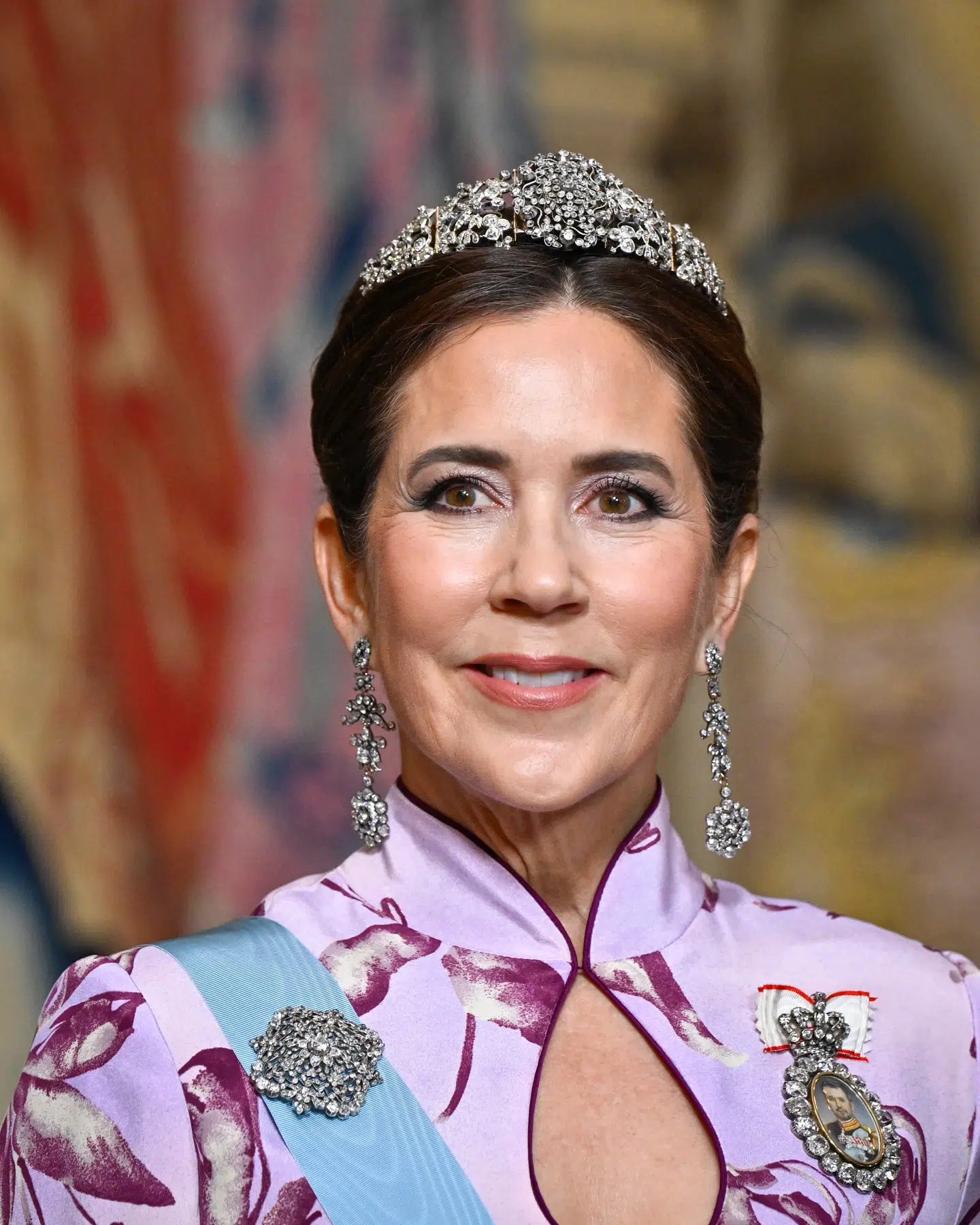 Dronning Mary var i fornemme smykker, som er forbeholdt kongelige.