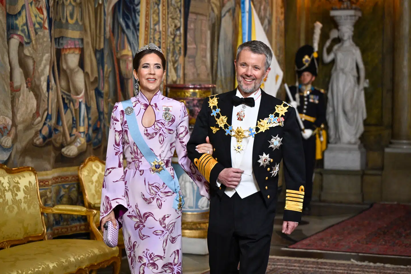 Dronning Mary og kong Frederik ankom arm i arm i Rigssalen til gallamiddagen på den svenske konges residens Stockholm Slot.
