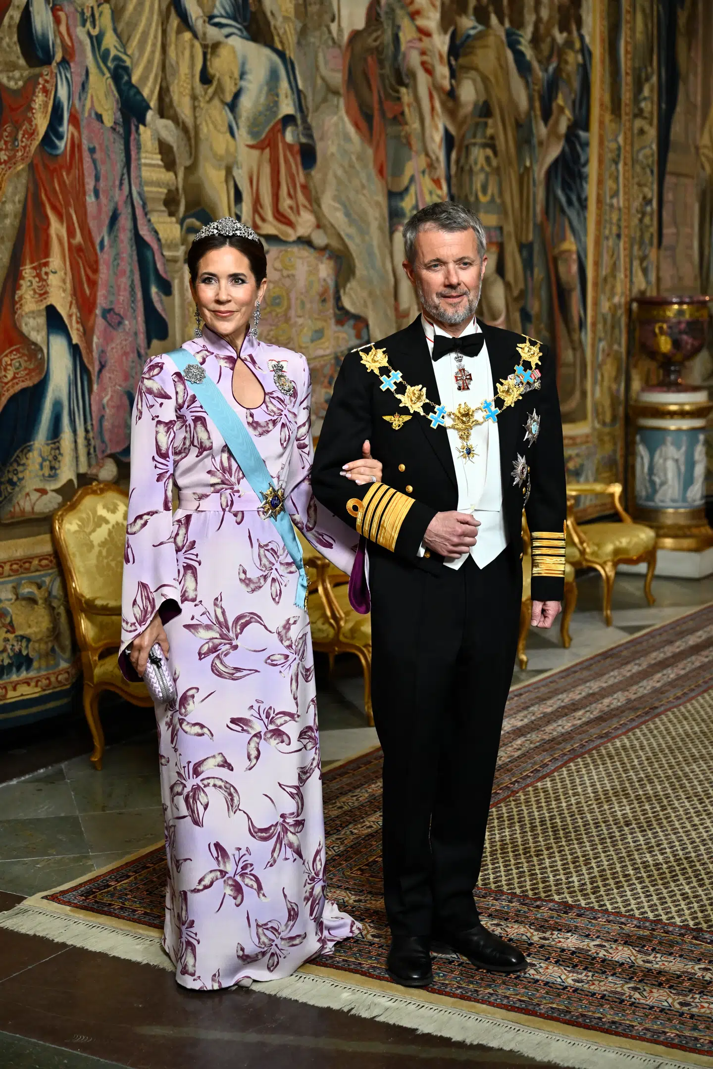 Dronning Mary og kong Frederik ankom arm i arm i Rigssalen til gallamiddagen på den svenske konges residens Stockholm Slot.