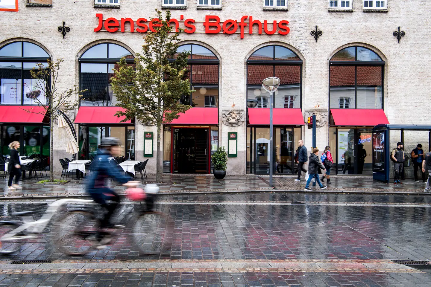 Jensens Bøfhus havde tidligere en kæmpe filial i Aalborg, i en bygning, der nærmest lignede en borg. Nu bliver den til en anden kæde.