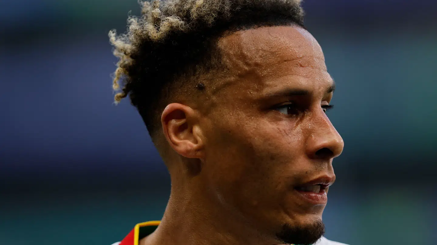 Tjaronn Chery er en af de mange spillere med dobbelt statsborgerskab i hollandsk fodbold. Han spiller på landsholdet for Suriname.