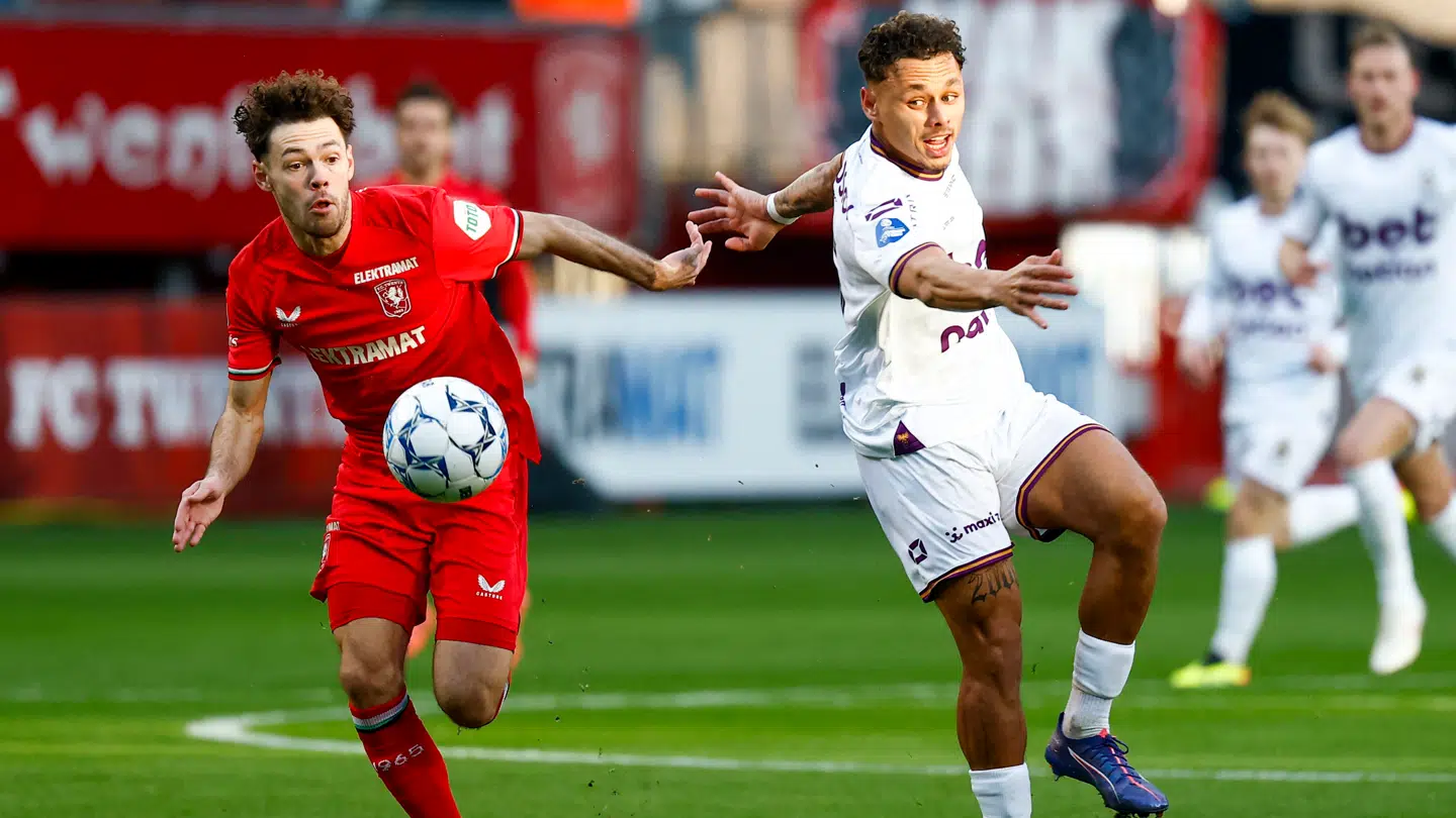 Go Ahead Eagles-spilleren Dean James (th.) var det navn, der fik hele den hollandske sag til at rulle.